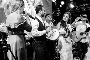 Os noivos nos dando a honra da sua presena no palco. Show em Gois. Foto de @gustavovilelafotografia